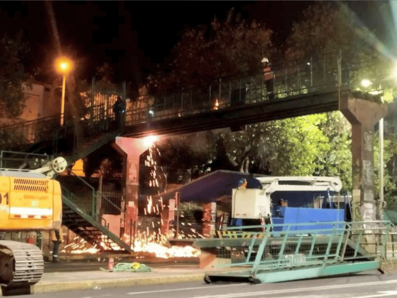 Desmontaje del puente de la UCE arrancó