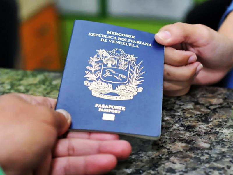 ¿Retaliación política? Venezolanos en Ecuador denuncian anulación de sus pasaportes