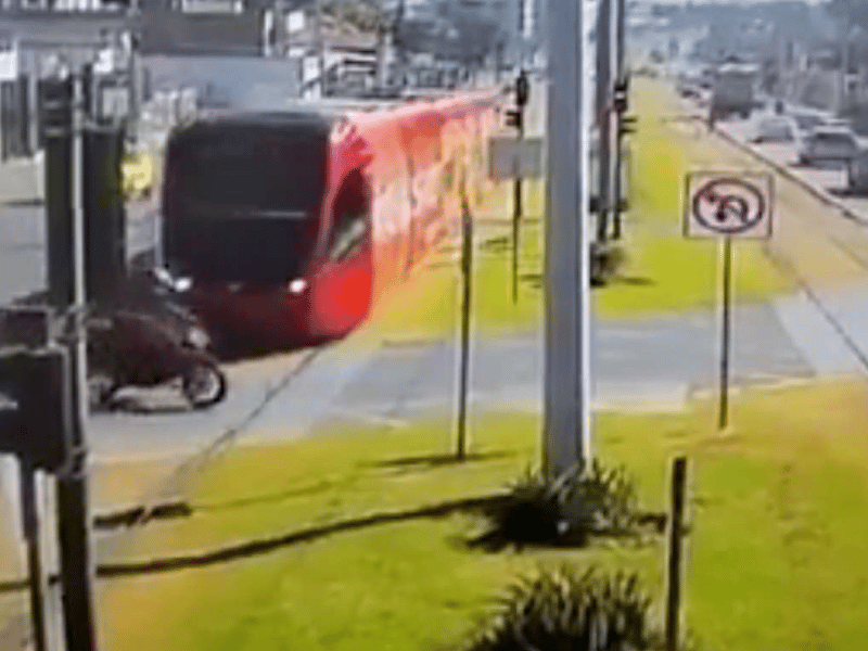 Tranvía de Cuenca evita accidente tras maniobra imprudente de un motociclista