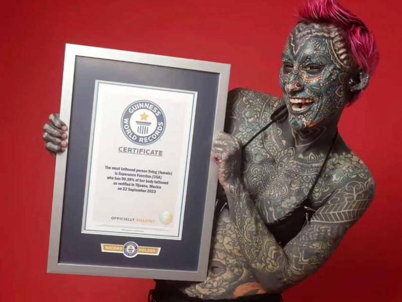 Una mujer rompe récord mundial con más tatuajes y modificaciones corporales