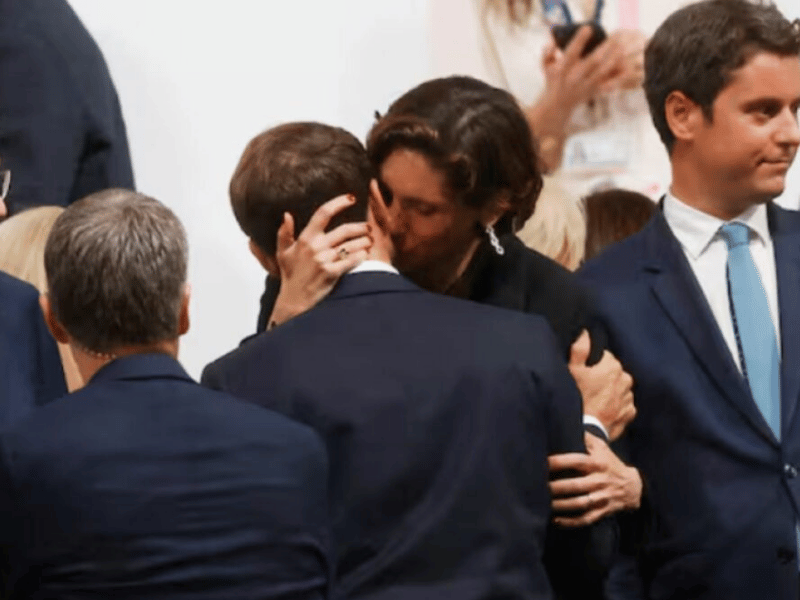 El beso ‘apasionado’ de la ministra de Deportes a Macron que generó “gran revuelo” en Francia