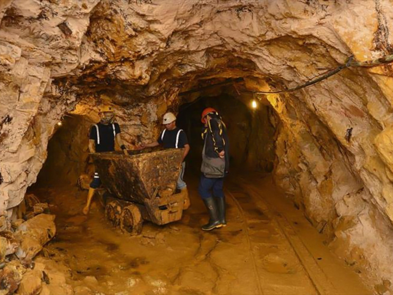 SRI suspende el registro a 73 empresas que decían dedicarse a la minería