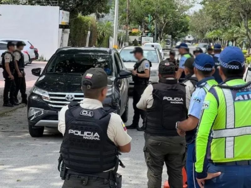 Dos policías judiciales procesados por extorsión en Quito