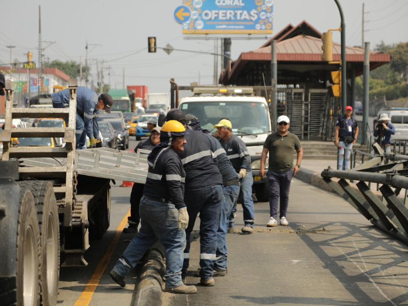 Fatiga de materiales causó la caída de pórtico en Vía Daule 