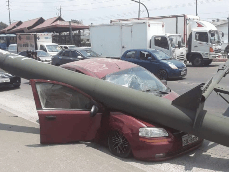 Una estructura de tránsito cayó sobre un vehículo en la vía a Daule