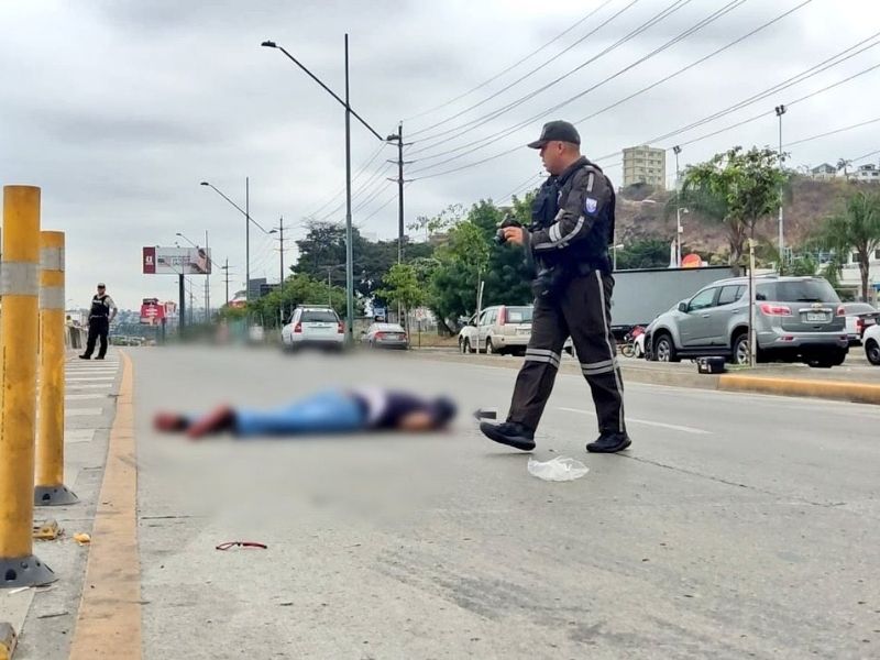 Policía abate a presunto delincuente que asaltaba a un conductor en Guayaquil