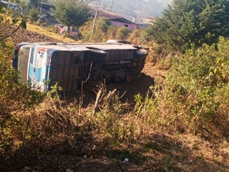 Bus se vuelca y deja varios heridos, entre ellos 6 menores, al sur de Quito