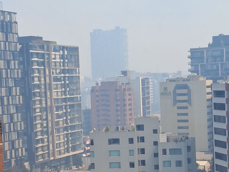 Calidad del aire en Quito alcanza niveles insalubres tras magno incendio en Guápulo