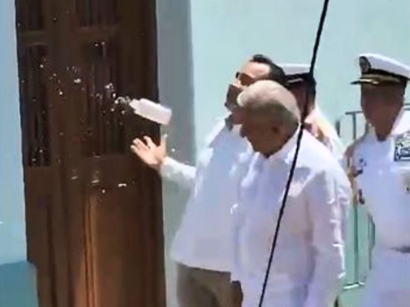 Al grito de ¡dictador, dictador! López Obrador recibe botellazo durante visita a Veracruz