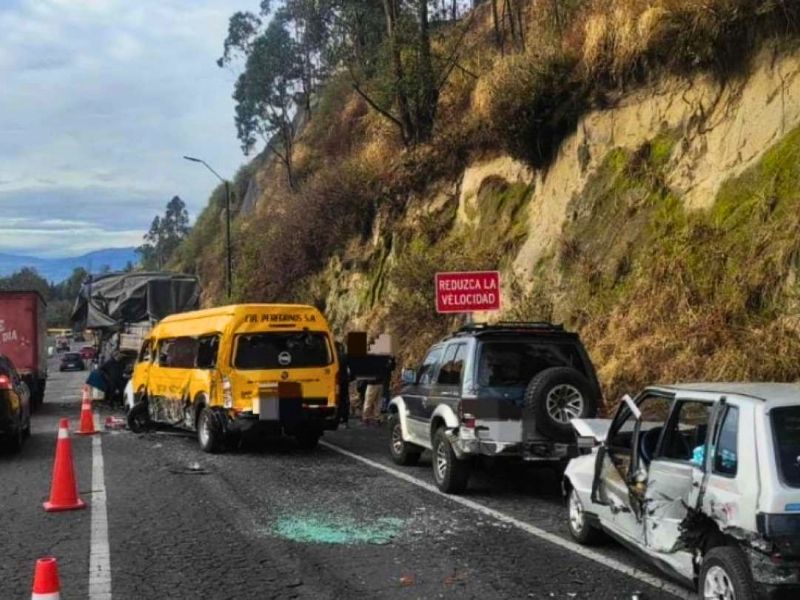 Accidente múltiple en Quito: cinco vehículos colisionan en la av. Simón Bolívar