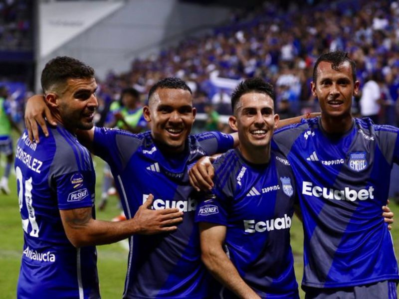 ¡EMELEC hizo estallar el Capwell!, venció al conjunto Orense 2-1 