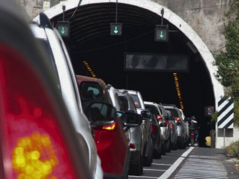 Túnel Guayasamín reabrirá a las 16h00 tras cierre por incendios en Quito