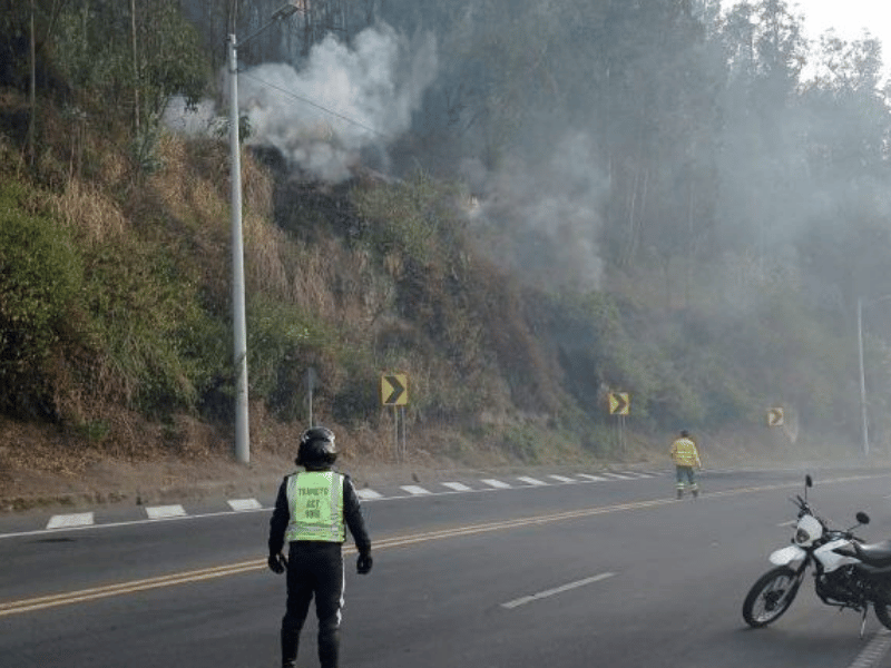 Incendio: cerrada la av. Simón Bolívar en dos sentidos por densidad de humo