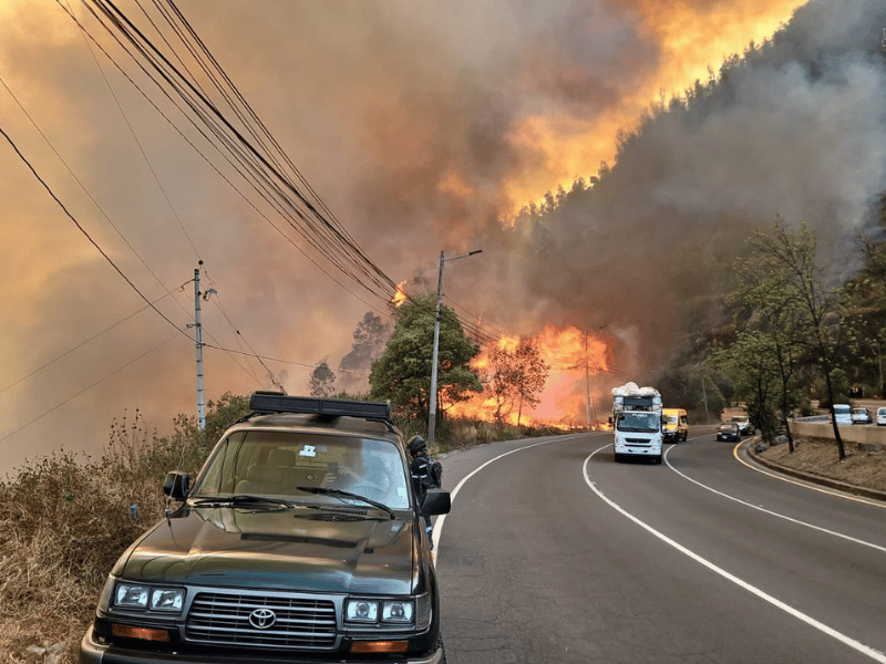 QUITO SITIADO POR ARRASADOR INCENDIO