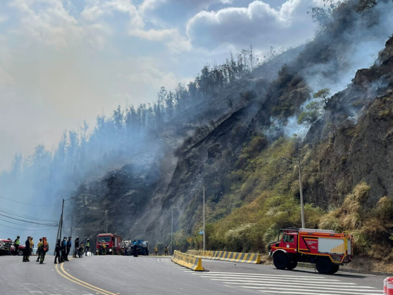 Quito: Se reactiva foco de incendio en el Auqui, otros puntos están controlados