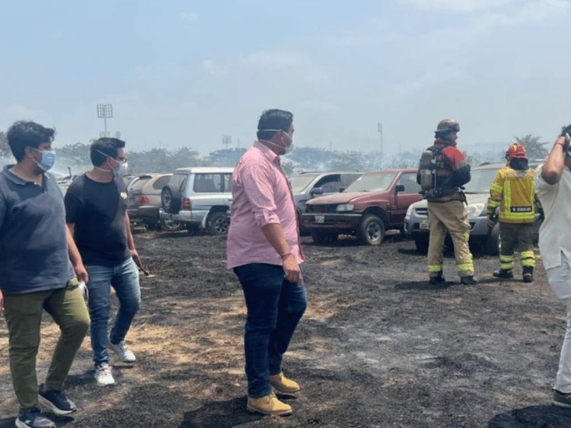 30 vehículos resultaron dañados por el fuego en incendio de Parque Samanes