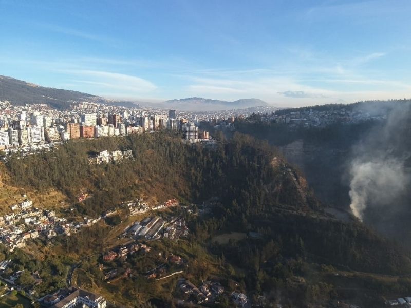 107 familias evacuadas y cuatro heridos por magno incendio en Quito