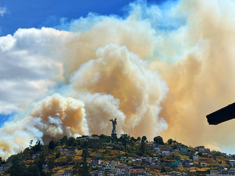 Incendio forestal en El Panecillo provoca gran nube de humo y cierres viales en Quito