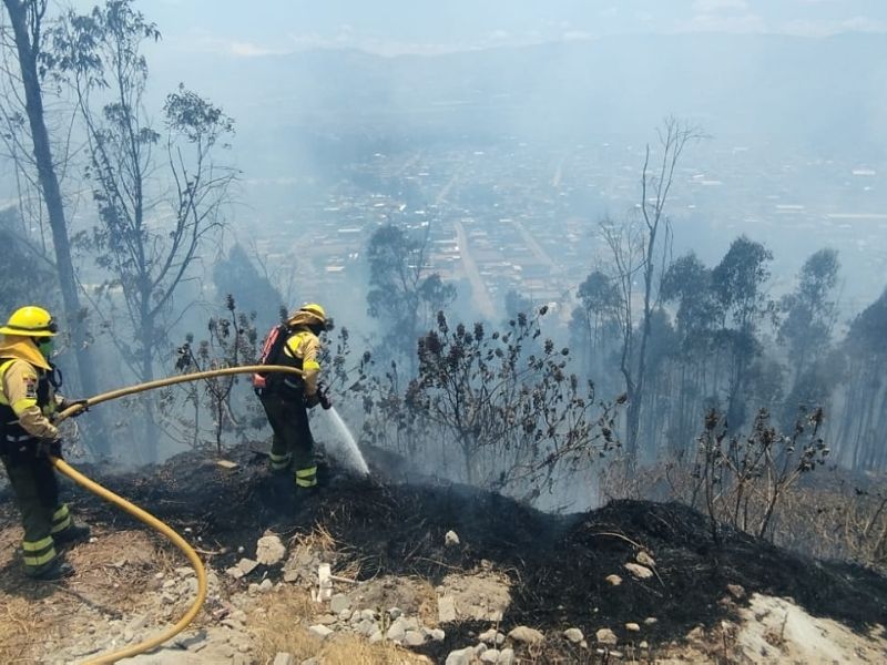 Voraz incendio forestal contamina el aire en El Inca