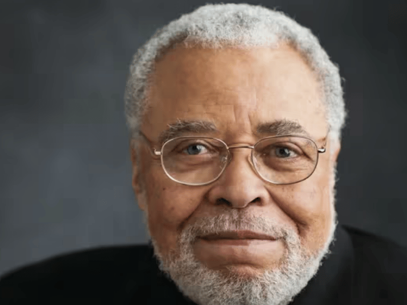 Murió James Earl Jones, aclamado actor que interpretó las voces de Darth Vader y Mufasa