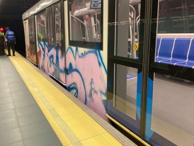 Metro de Quito denunciará en Fiscalía vandalismo tras grafiti en uno de sus trenes