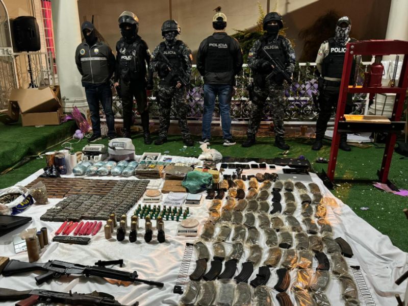 Policía incauta armas, explosivos y drogas en centros de acopio del crimen organizado 