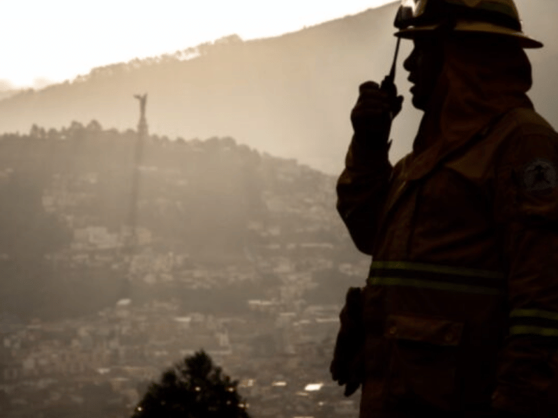 Humo por incendios forestales opaca el cielo de Quito