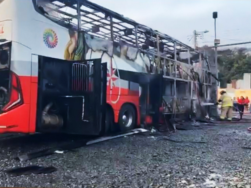 Se busca a responsables de incineración de bus en Huaquillas