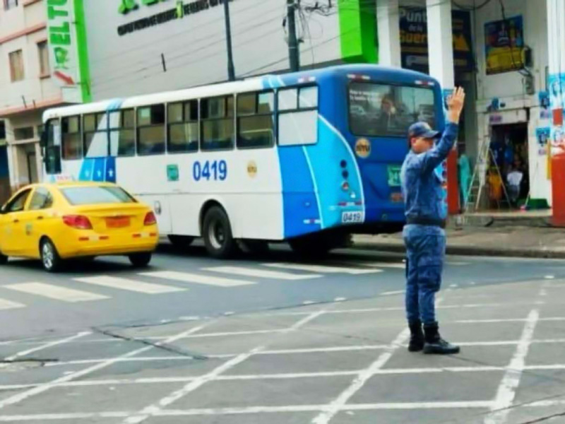 Buses en Guayaquil retoman recorrido habitual tras demolición del edificio Fantasía