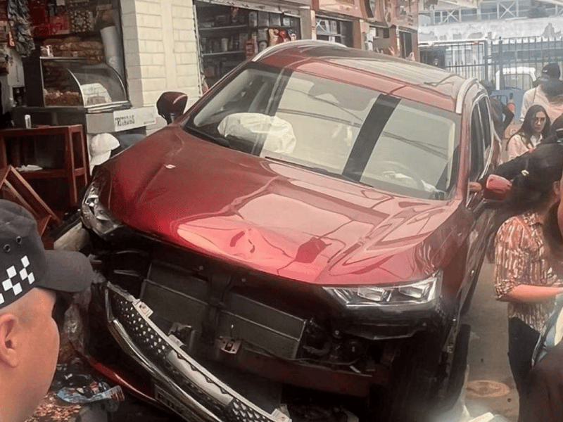 Auto se sube a la vereda en el Mercado de Iñaquito, dejando un herido grave