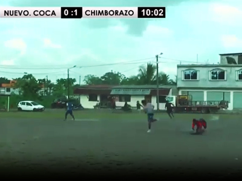 ¡Terror en la cancha! Hombres armados desatan pánico en pleno partido en El Coca