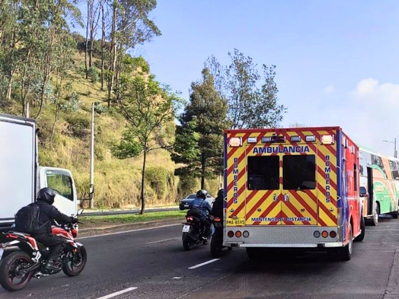 Dos siniestros de tránsito causaron caos en la  av. Simón Bolívar este lunes