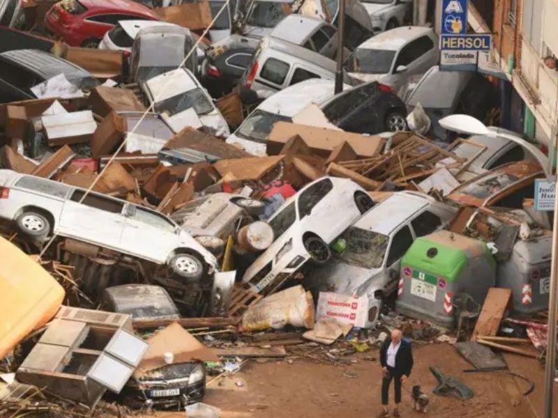 Impactantes imágenes de las graves inundaciones en España que han dejado decenas de muertos y desaparecidos