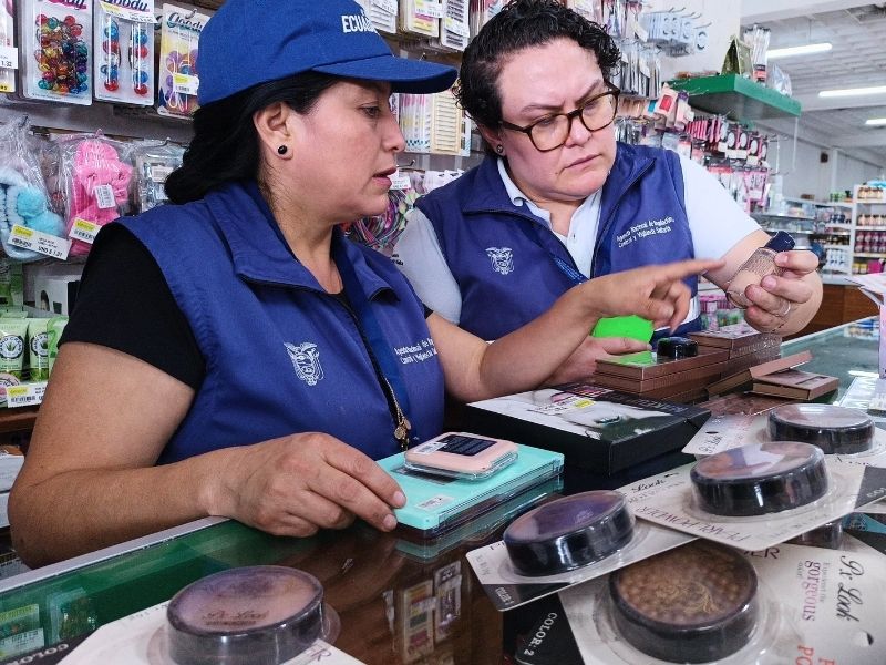 Desmantelan comercializadora que reenvasaba caramelos y galletas de animalitos caducadas