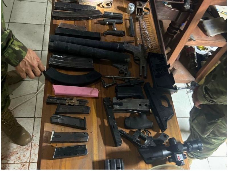 Taller clandestino de armas es  desmantelado en Manabí: hallan subametralladoras, pistolas y municiones