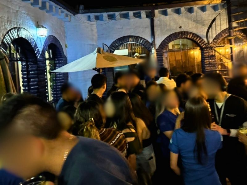 Clausuran hostal en Quito que operaba irregularmente como bar y discoteca