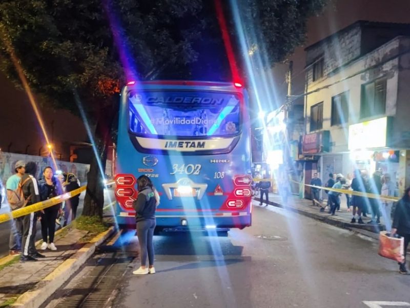 Tragedia en Quito: Policía muere arrollado por bus en el sector de Carapungo