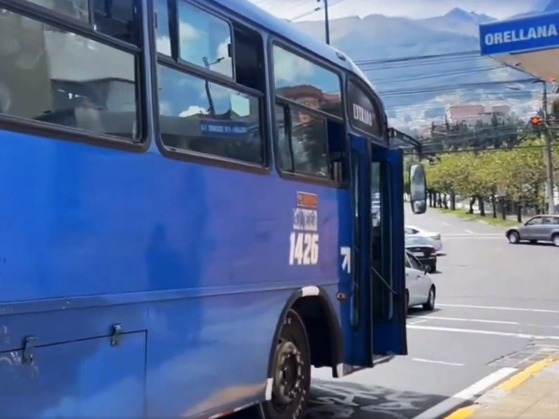 Rutas de buses cambian por obras viales en Quito