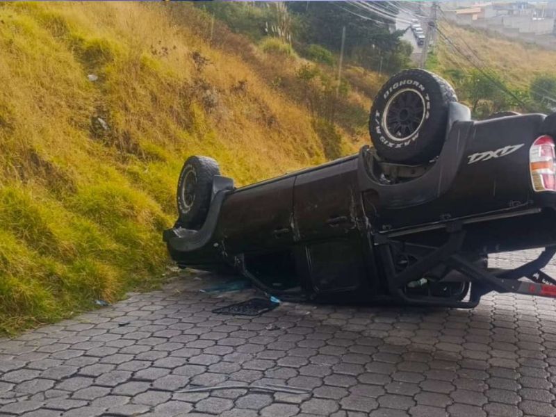 Dos vehículos involucrados en siniestro vial en la avenida Simón Bolívar de Quito