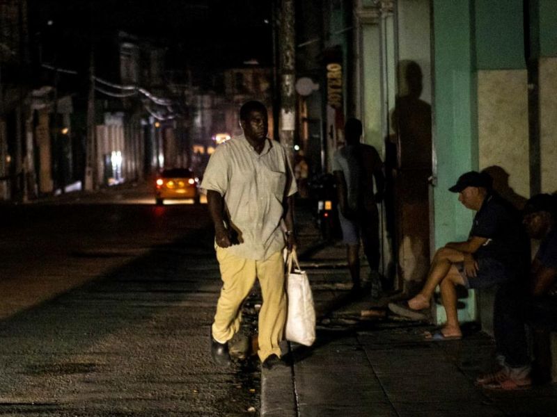 Cuba vuelve a la oscuridad horas después de que el Gobierno celebrara la restauración “paulatina” de la electricidad 