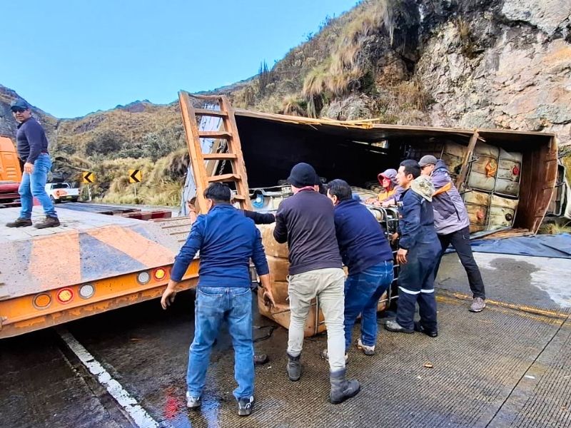 Camión de combustible se vuelca en el Parque Nacional Cajas: autoridades investigan derrame y posibles daños ambientales