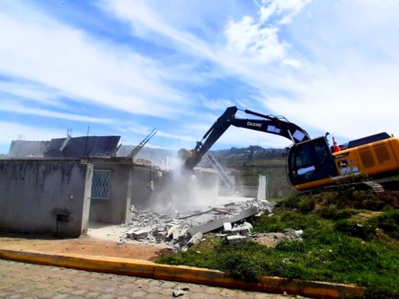 Derriban casa construida en área ecológica protegida de Calderón, Quito