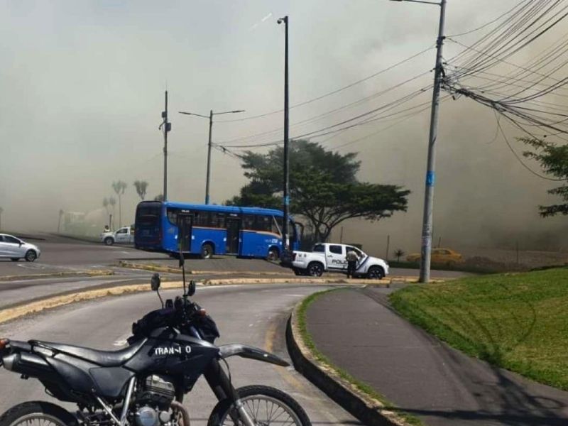 ¡Alerta en Quito! Nuevo incendio forestal moviliza a bomberos en Cumandá