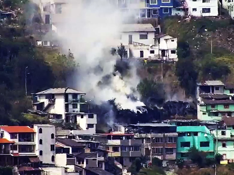 Incendio estructural en El Panecillo alarma a Quito