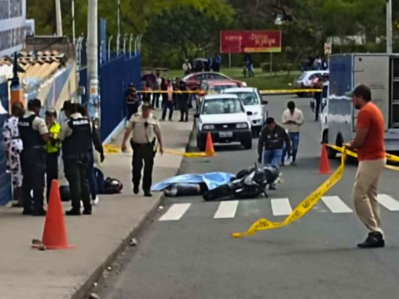 Sicariato frente a escuela en Cuenca: un hombre muerto y una mujer herida