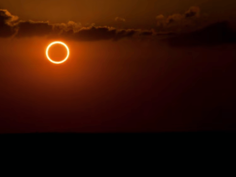 Comenzó el eclipse solar anular: ya es visible en medio del océano Pacífico