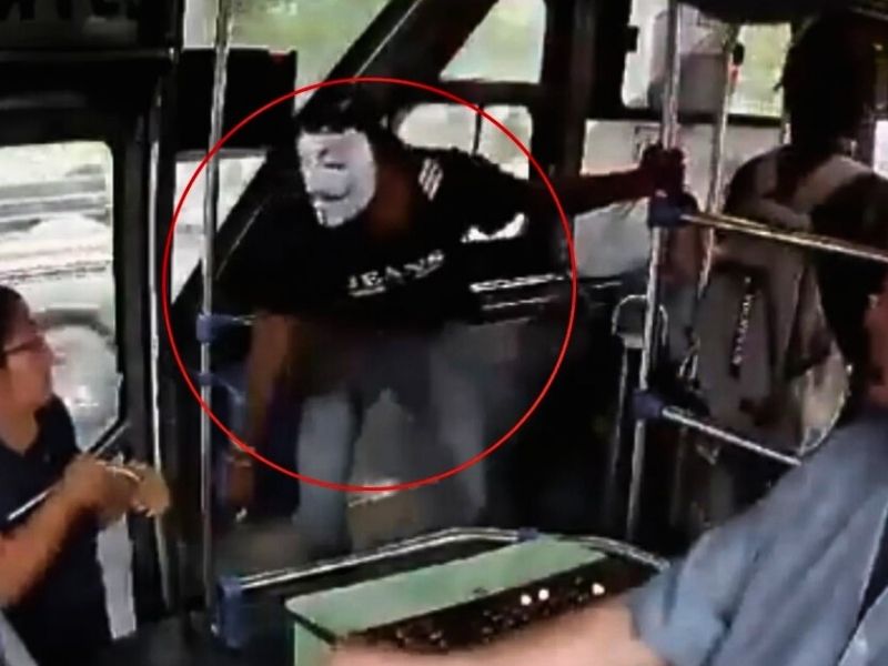 Conductor de bus enfrenta a asaltante armado en Guayaquil y frustra robo