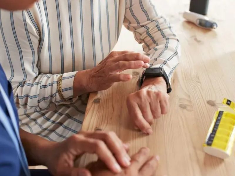 Cómo los relojes inteligentes se usan cada vez más para detectar desde problemas cardíacos hasta el mal de Parkinson