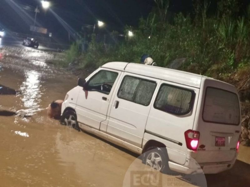 Cierre de la vía Baños – Puyo tras deslizamientos de tierra por fuertes lluvias