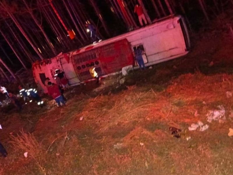 Accidente en Manabí: Más de 10 heridos tras vuelco de bus